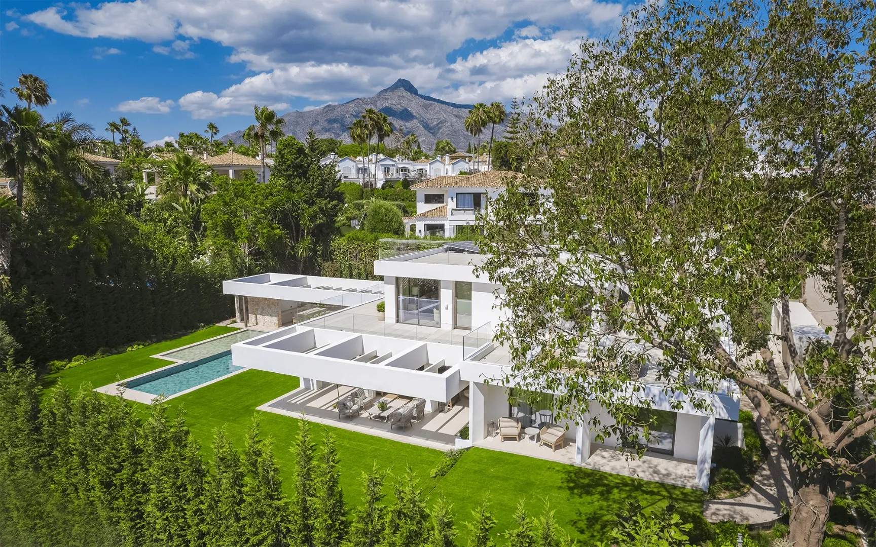 Buy Stunning Luxury Villa for Sale in Marbella Golf Banus