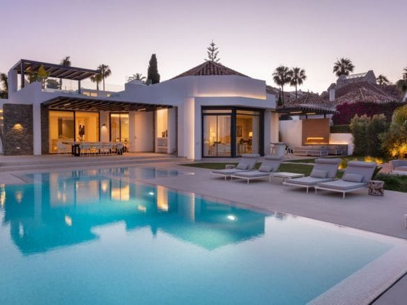 Buy Villa close Aloha Golf Club course padel court Nueva Andalucia Marbella