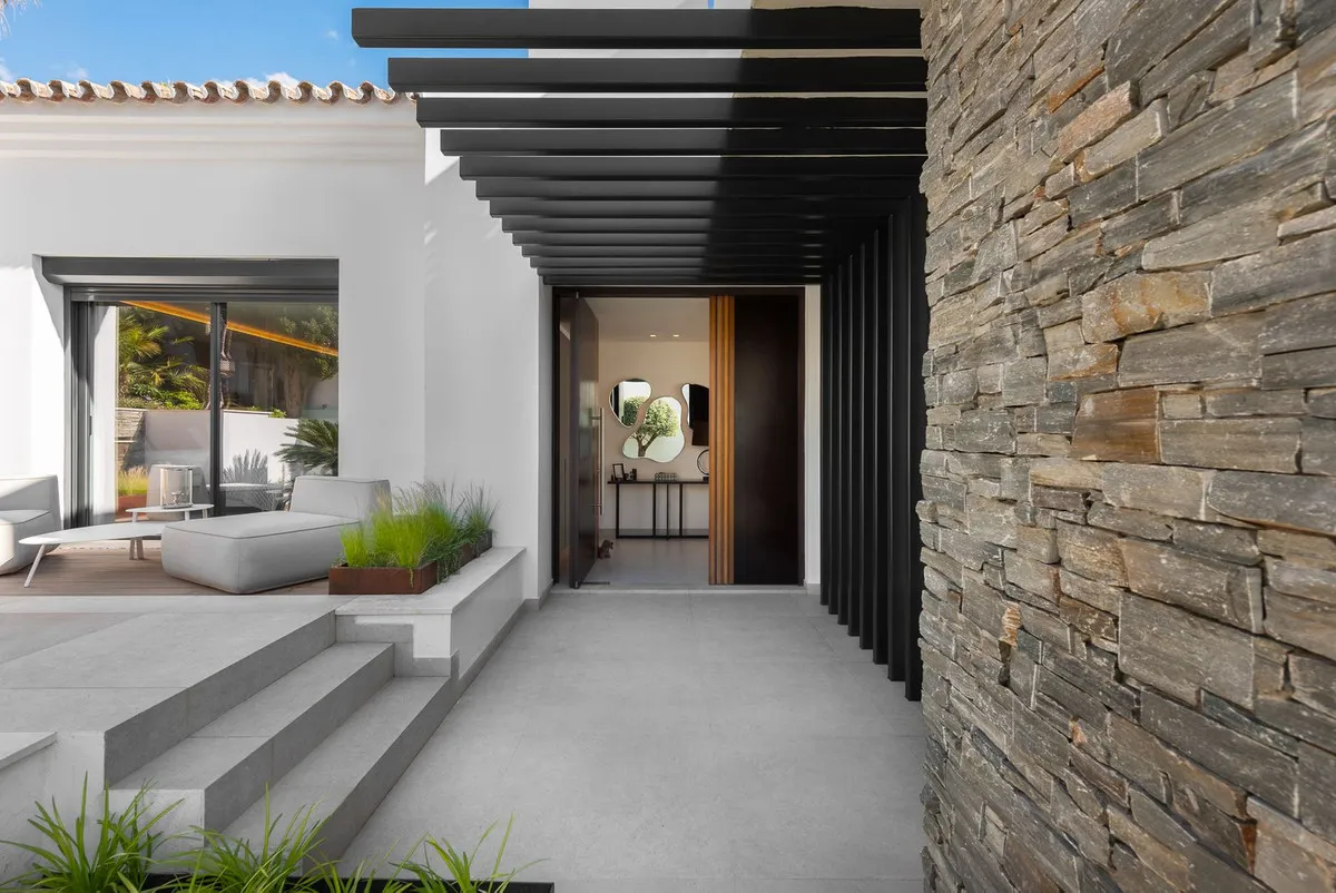 Buy Villa close Aloha Golf Club course padel court Nueva Andalucia Marbella