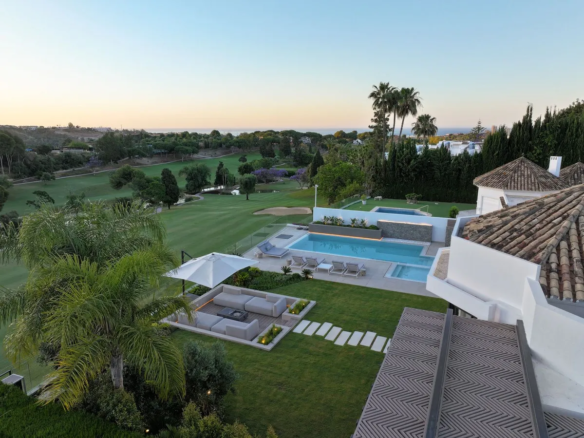 Buy Villa close Aloha Golf Club course padel court Nueva Andalucia Marbella