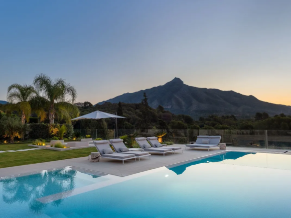 Buy Villa close Aloha Golf Club course padel court Nueva Andalucia Marbella