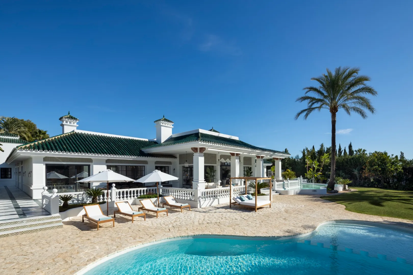 How to Buy Villa in Marbella 2025 Alhambra Palace Aloha Golf Nueva Andalucia