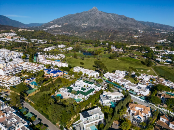 How to Buy Villa in Marbella 2025 Alhambra Palace Aloha Golf Nueva Andalucia