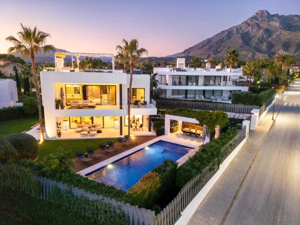 Modern luxury villa with infinity pool on the Marbella Golden Mile