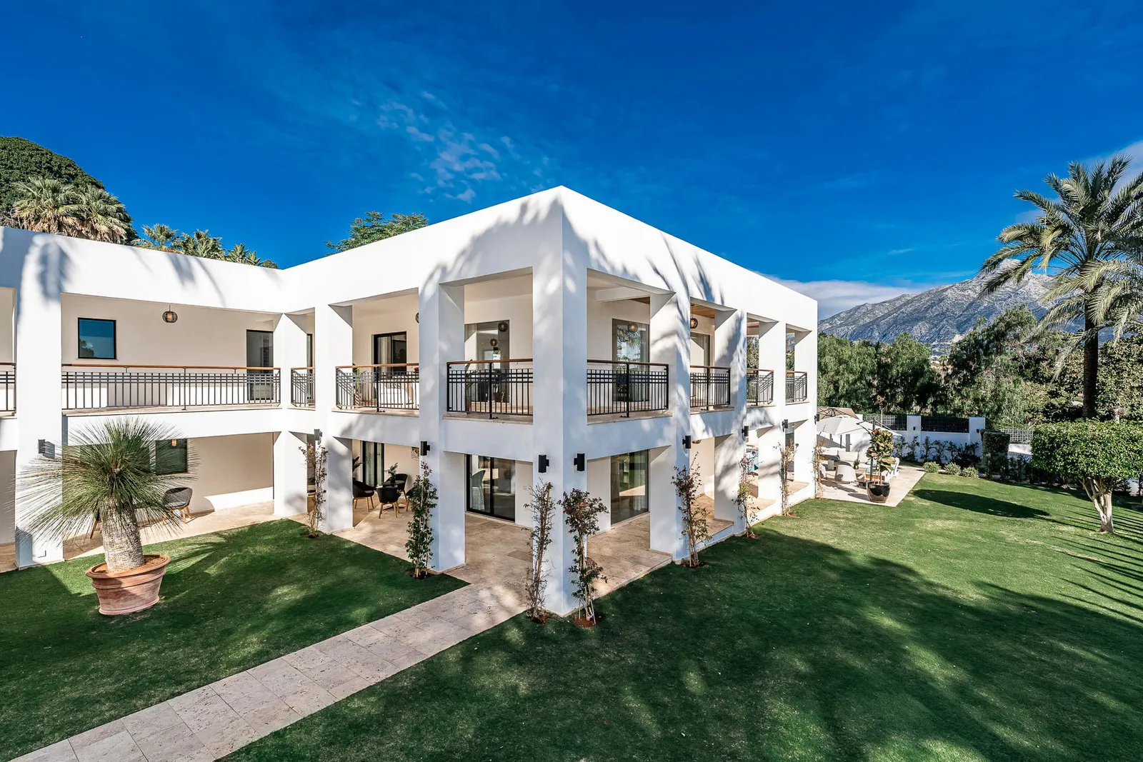 Villa for rent in marbella spain chef pool infinite luxury17