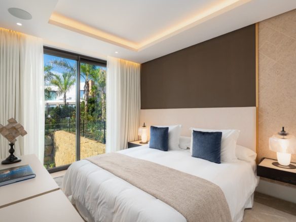 Marbella Buy Villa in Golden Mile Haven-1 (1)