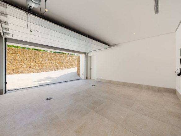 Marbella Buy Villa in Golden Mile Haven-1 (1)