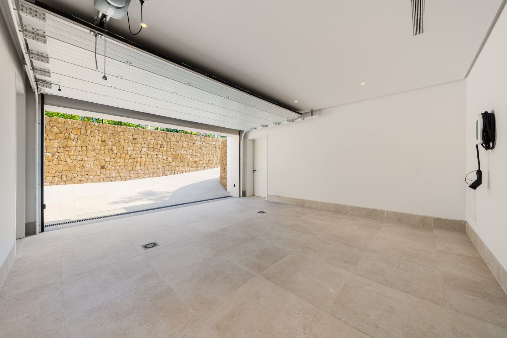 Marbella Buy Villa in Golden Mile Haven-1 (1)