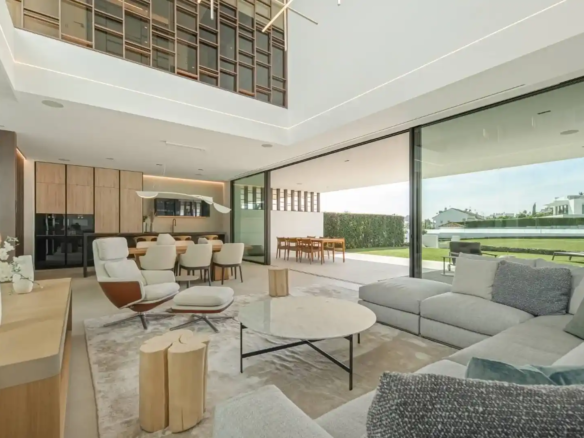 Strategic investment view of Villa 12, an inelastic asset in Marbella's prime grid.