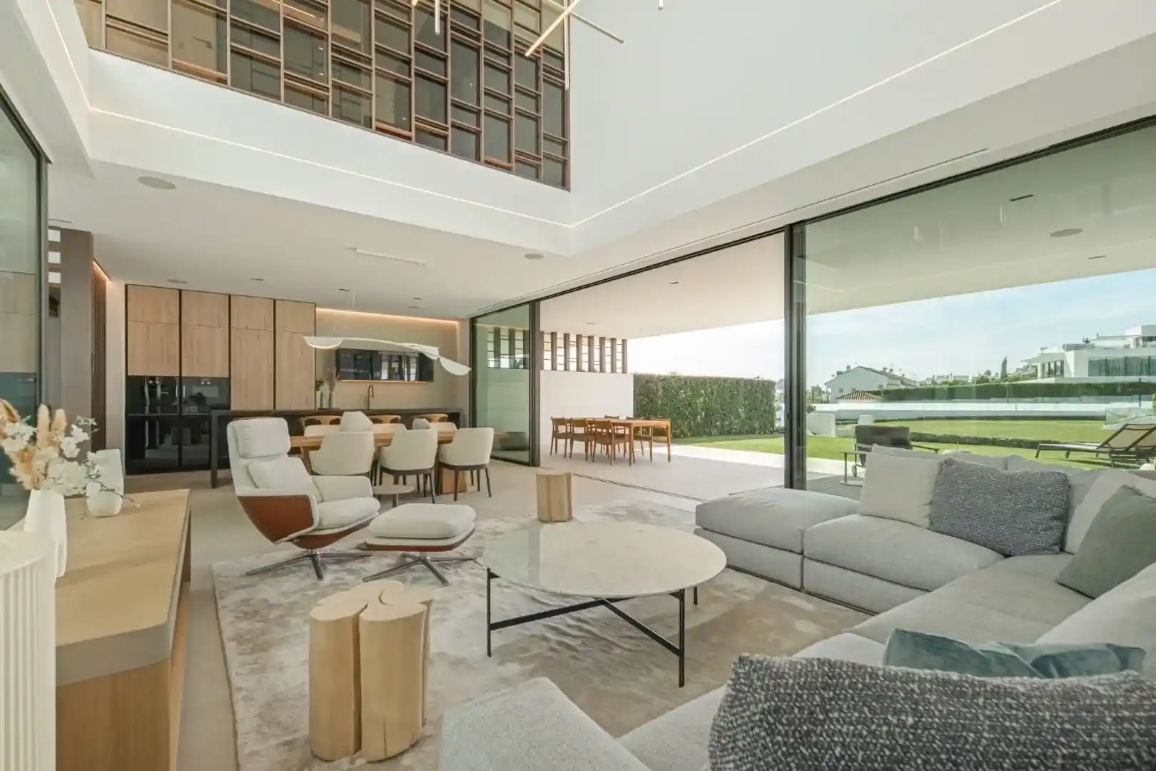 Strategic investment view of Villa 12, an inelastic asset in Marbella's prime grid.